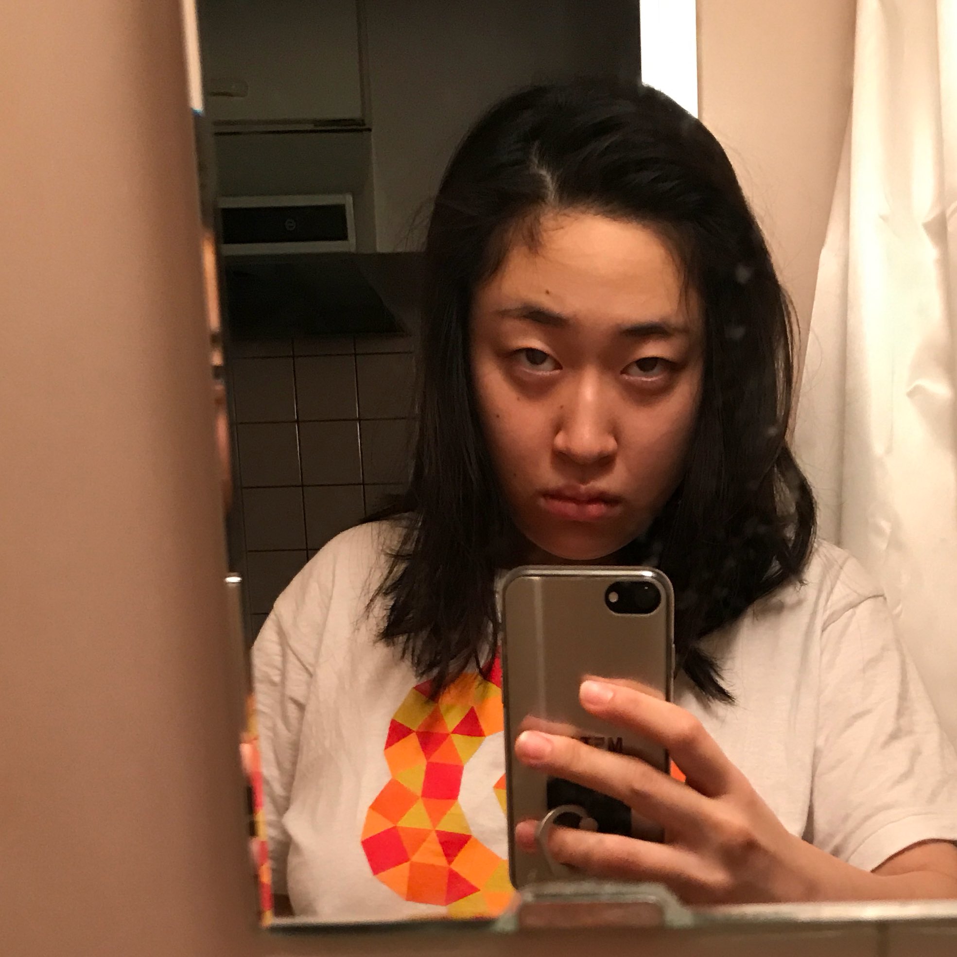 丸山礼 在 Twitter こういう睨み顔するモデルさんたまにいますよね ただの寝起きブス 泣いた次の日のひとえ目クオリティ クマもひどい チャリティーシャツ部屋着にしてる人他にもいるはず ブス T Co bu8j6dzo Twitter