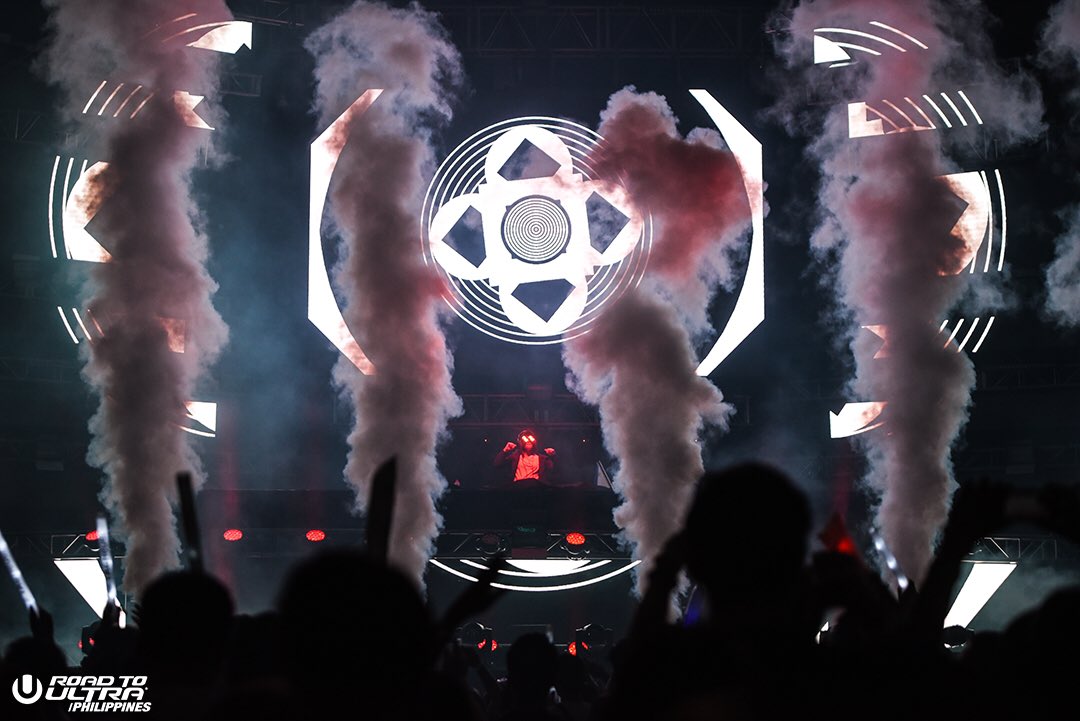 Give it up for <a href="/OfficialRezz/">RΞZZ</a>! The 🇵🇭crowd enjoyed those head banging tunes! #RTUPH2017 presented by <a href="/SMBOktoberfest/">SanMiguelOktoberfest</a> #ultraphilippines