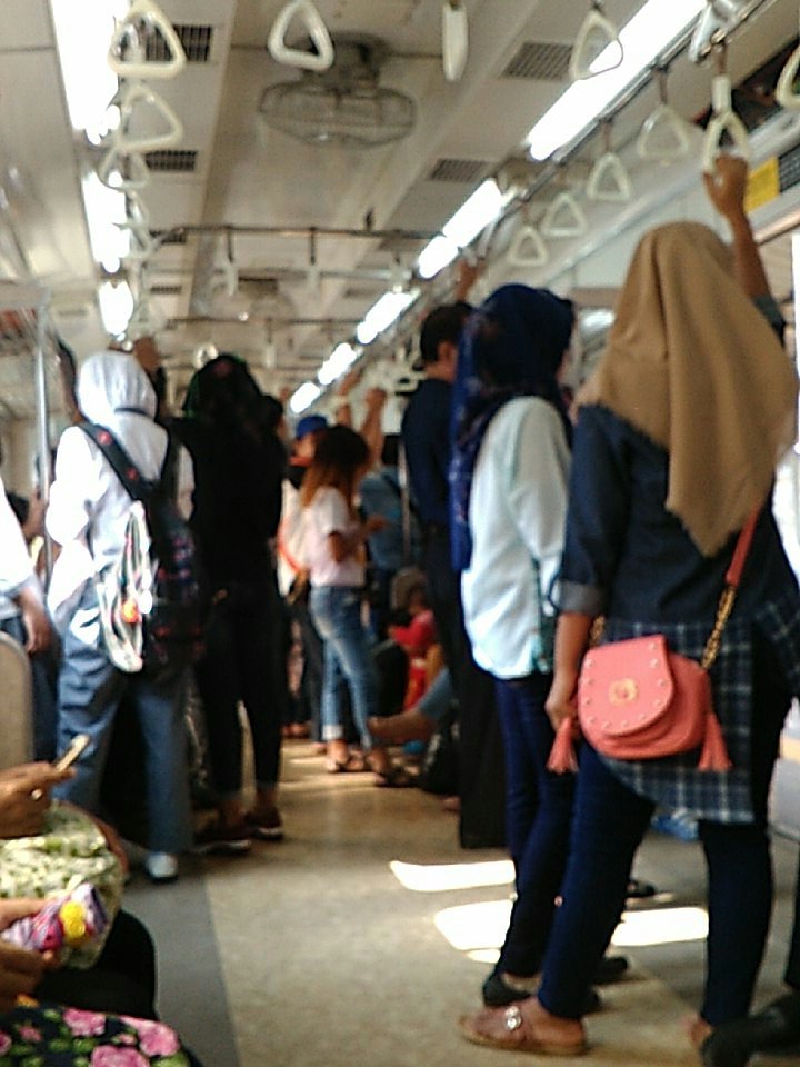 Gw duduk aja stress apa lg yg berdiri ya! 
#gangguan #krl 🚊