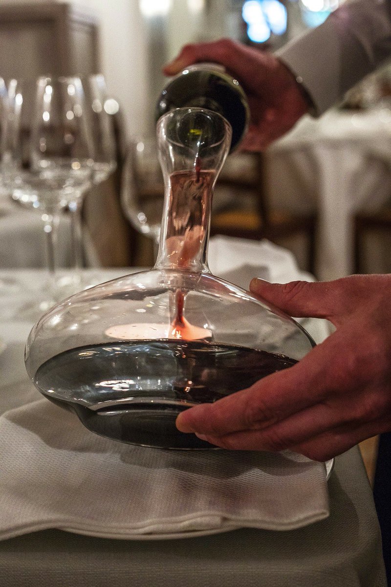 La cucina tipica veneziana, benchè rivisitata, non può non essere accompagnata da un buon calice di vino dal nostro maitre di sala Matteo