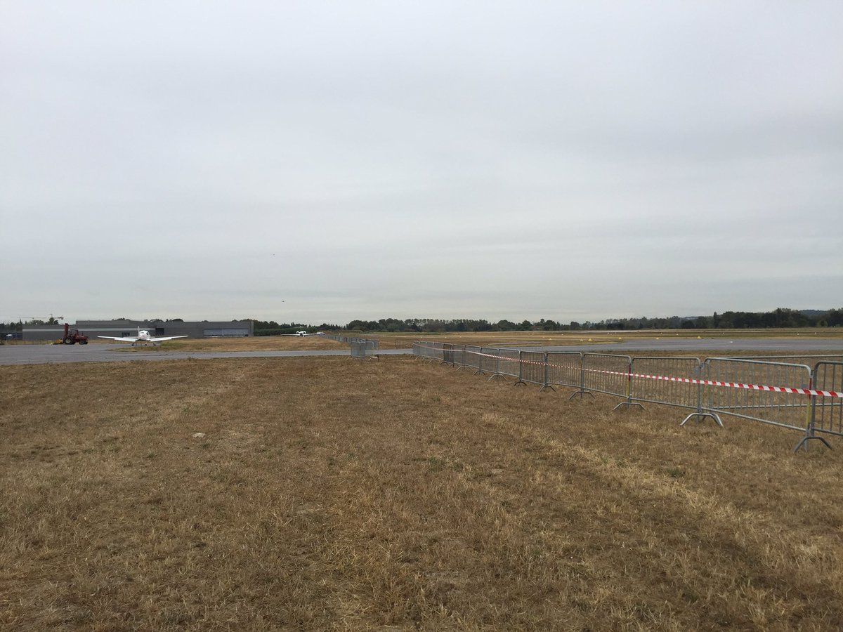 AvignonAirshow's tweet photo. Nos bénévoles continuent l'installation des barrières !
#avignonairshow2017 #aas2017 #airshow2017 #24sept2017 #avignon #PACA #meeting #Pilot https://t.co/3Jt4VC0wp4
