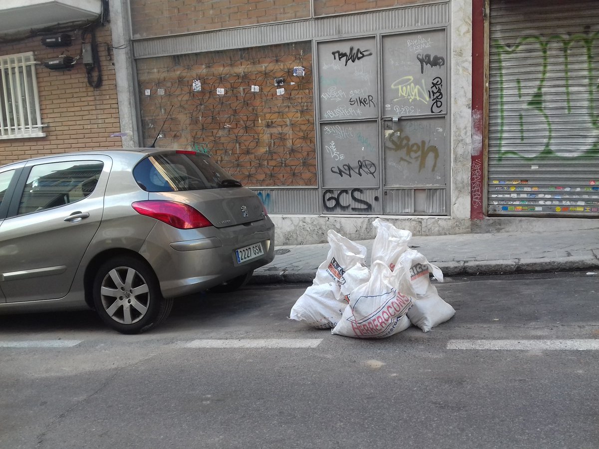 ARFrontelo's tweet photo. @Lineamadrid residuos de construcción acumulados en el suelo en calle Hervás 2.Para cuando una inspección aquí? https://t.co/rUju8u4s9a