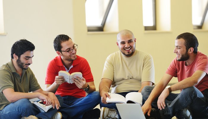 संगीन हालात में मुस्लिम नौजवानों के लिए करने के काम - new-muslims.info/hin/%e0%a4%87%…