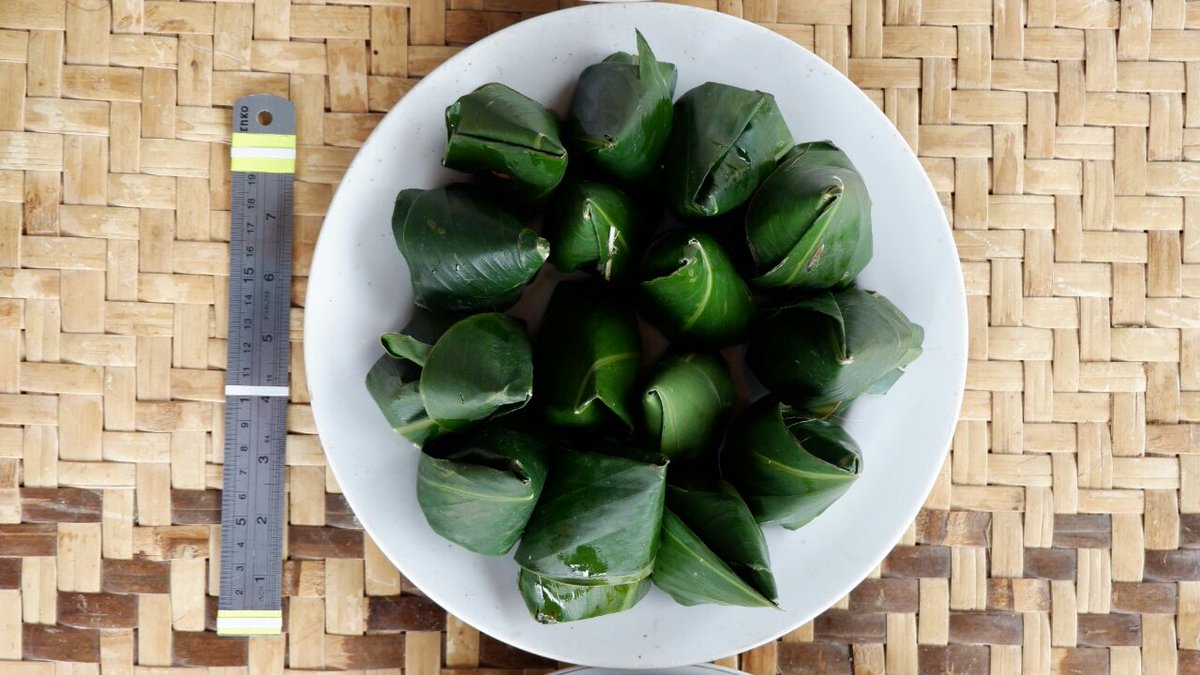 Tape ketan tadi dibungkus dengan daun pisang berbentuk segitiga. #SerenTaun #OmonganBudayo #KodeNusantara