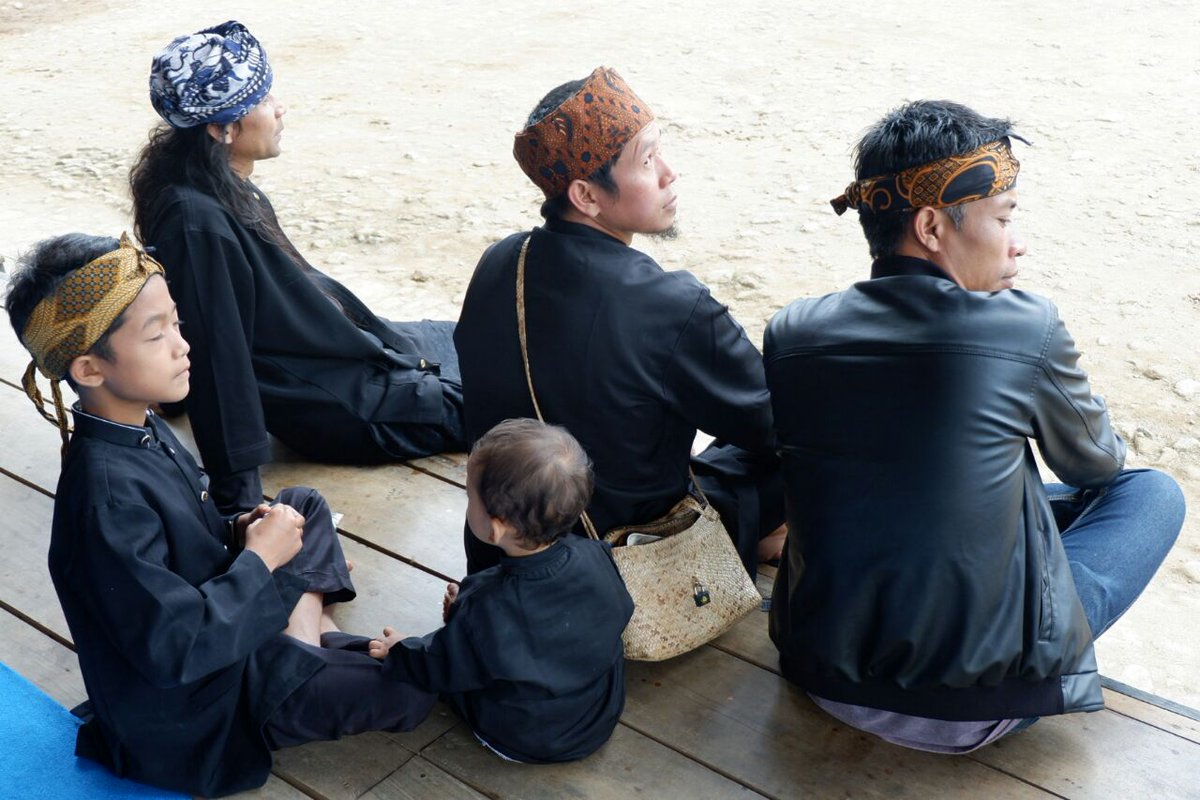 Ini dia tampilan para lelaki Ciptagelar dengan pakaian adatnya. #SerenTaun #OmonganBudayo #KodeNusantara