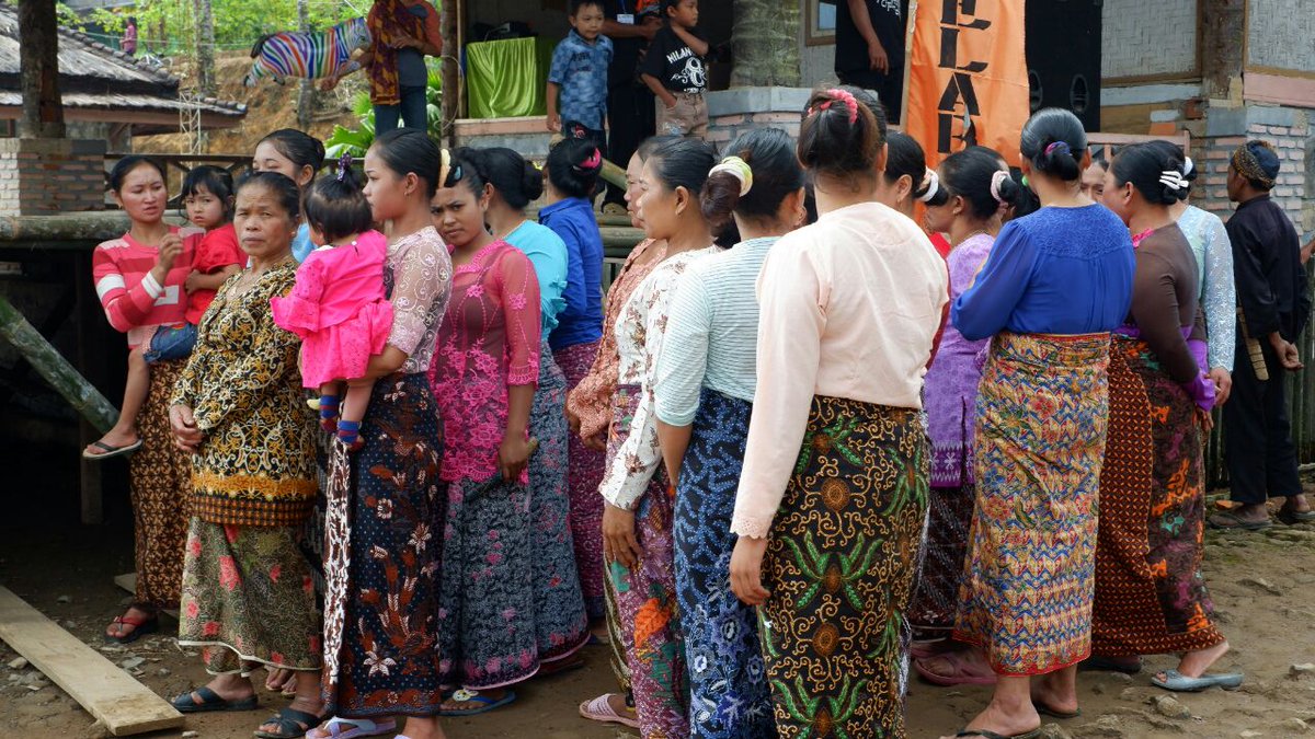 Para perempuan Ciptagelar mengengakan kebaya dan kain sebagai pakaian adat mereka. #SerenTaun #OmonganBudayo #KodeNusantara