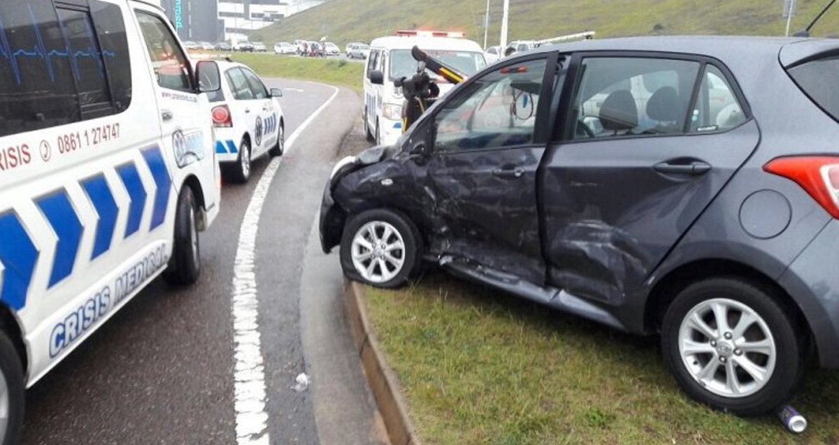 ecr9495's tweet photo. Seven passengers hurt in #NandiDrive taxi crash - https://t.co/jw6gdJJdmO https://t.co/wP4kjud1sg