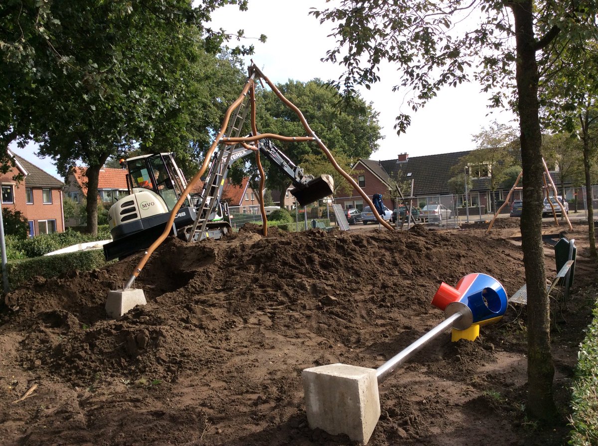 De renovatie en herinrichting van de speelplaats aan de Havikstraat is in volle gang.