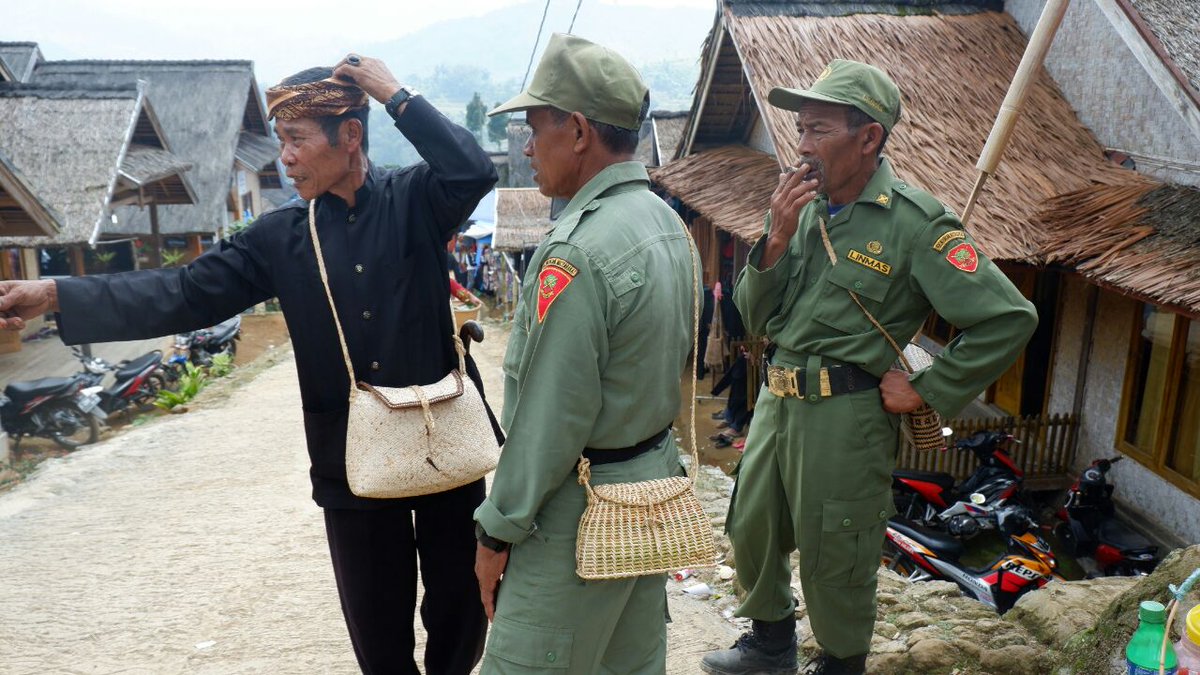 Para lelaki di Ciptagelar, biasanya memakai tas anyaman seperti ini. #SerenTaun #OmonganBudayo #KodeNusantara