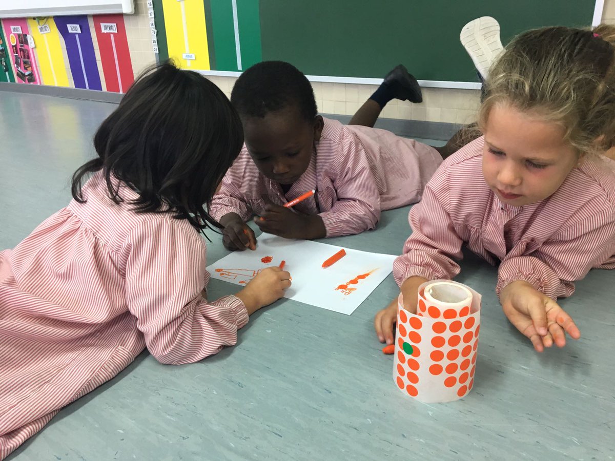 InfantilBllc's tweet photo. Entre tots decidim els lloc de la taula i el color que volem #treballcooperatiu #modelvess #P4InfantilBllc @Edu1stVESS https://t.co/0uLphm4Kvl
