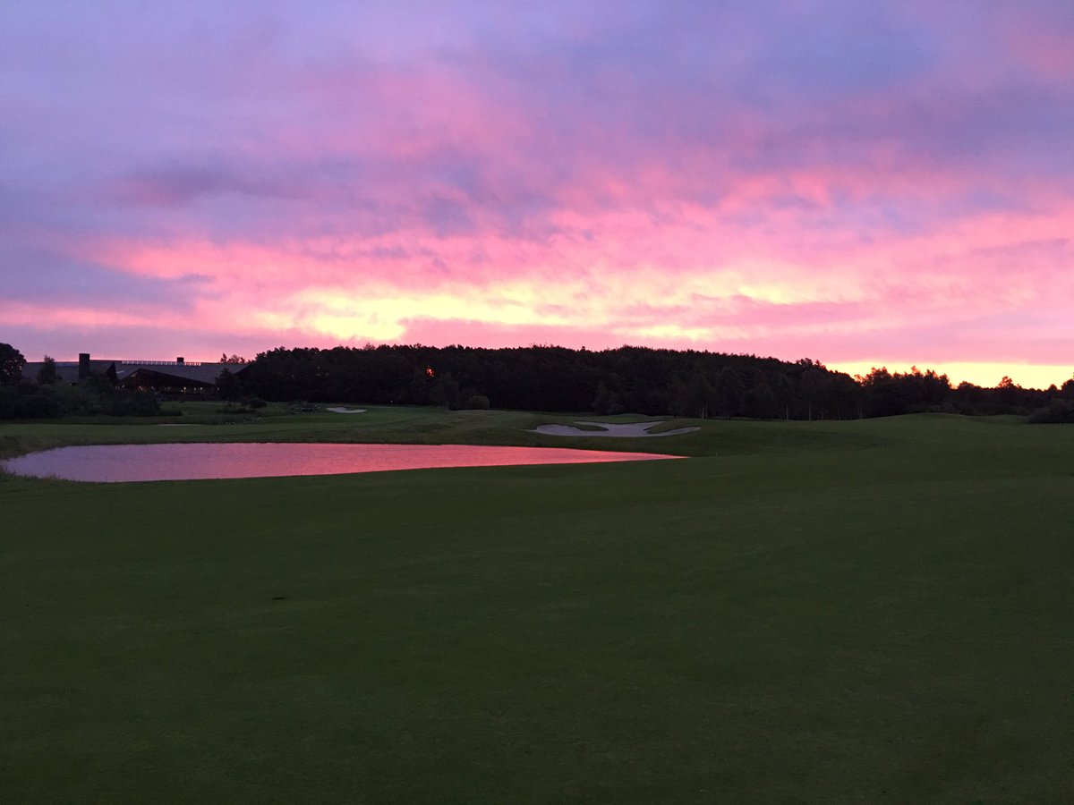 RussellAndrewA4's tweet photo. Can never remember, red sky good or bad? Won't make much difference anyway #crapsummer https://t.co/Qnu8dXBsKa