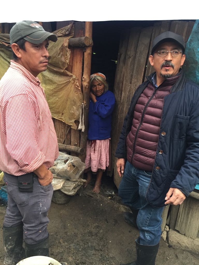 ArturoFGrande's tweet photo. Continuamos en #Amixtlan visitando zonas de riesgo invitando a las personas a transladarse al refugio temporal @SGGPuebla #PueblaSigue https://t.co/6mzMEDpfQX