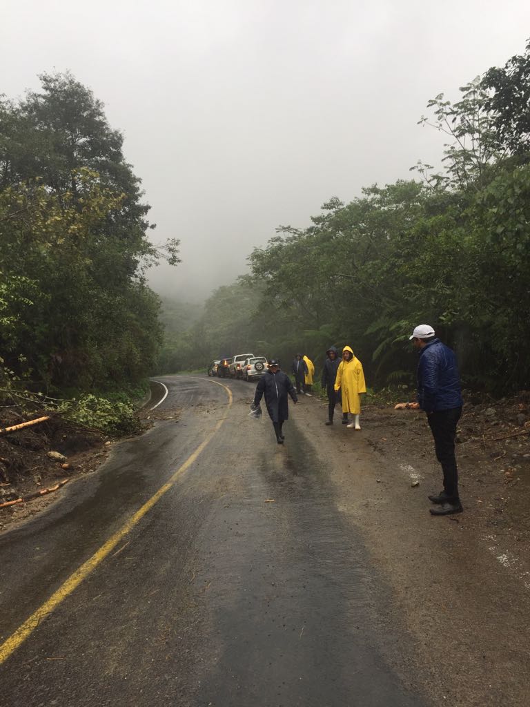 ArturoFGrande's tweet photo. Continuamos en #Amixtlan visitando zonas de riesgo invitando a las personas a transladarse al refugio temporal @SGGPuebla #PueblaSigue https://t.co/6mzMEDpfQX