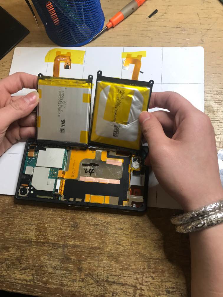 fixspotsydney's tweet photo. Battery replacement on Sony Xperia Z2 . #sony #sonyrepair #fatbattery #melbournephonerepair #fixspot https://t.co/BfbM7l1GoK