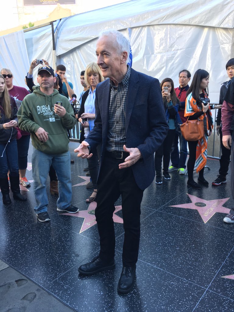 LiningUpNet's tweet photo. We can't remember if it was a #Sunday but it sure was a #funday when @ADaniels3PO stopped by our #TheForceAwakens line #TheLineAwakens https://t.co/D5whqrDSad