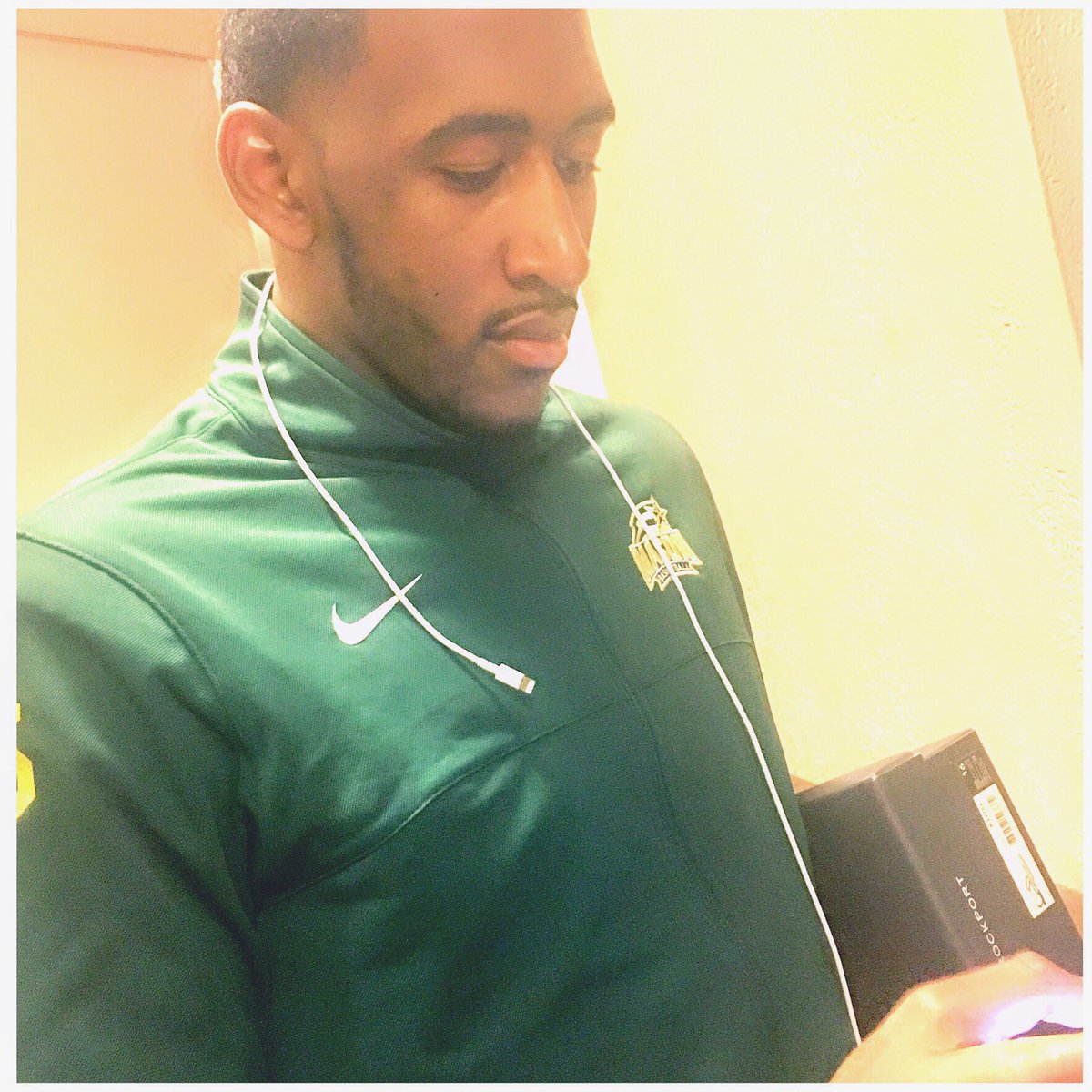 msjoven's tweet photo. this time tomorrow/he'll be high up in the sky/flight to the future #Europebound #lessthanaday 🏀✈️💚@MasonMBB @NewHeightsNYC @CardinalHayes https://t.co/maIJusMMUu