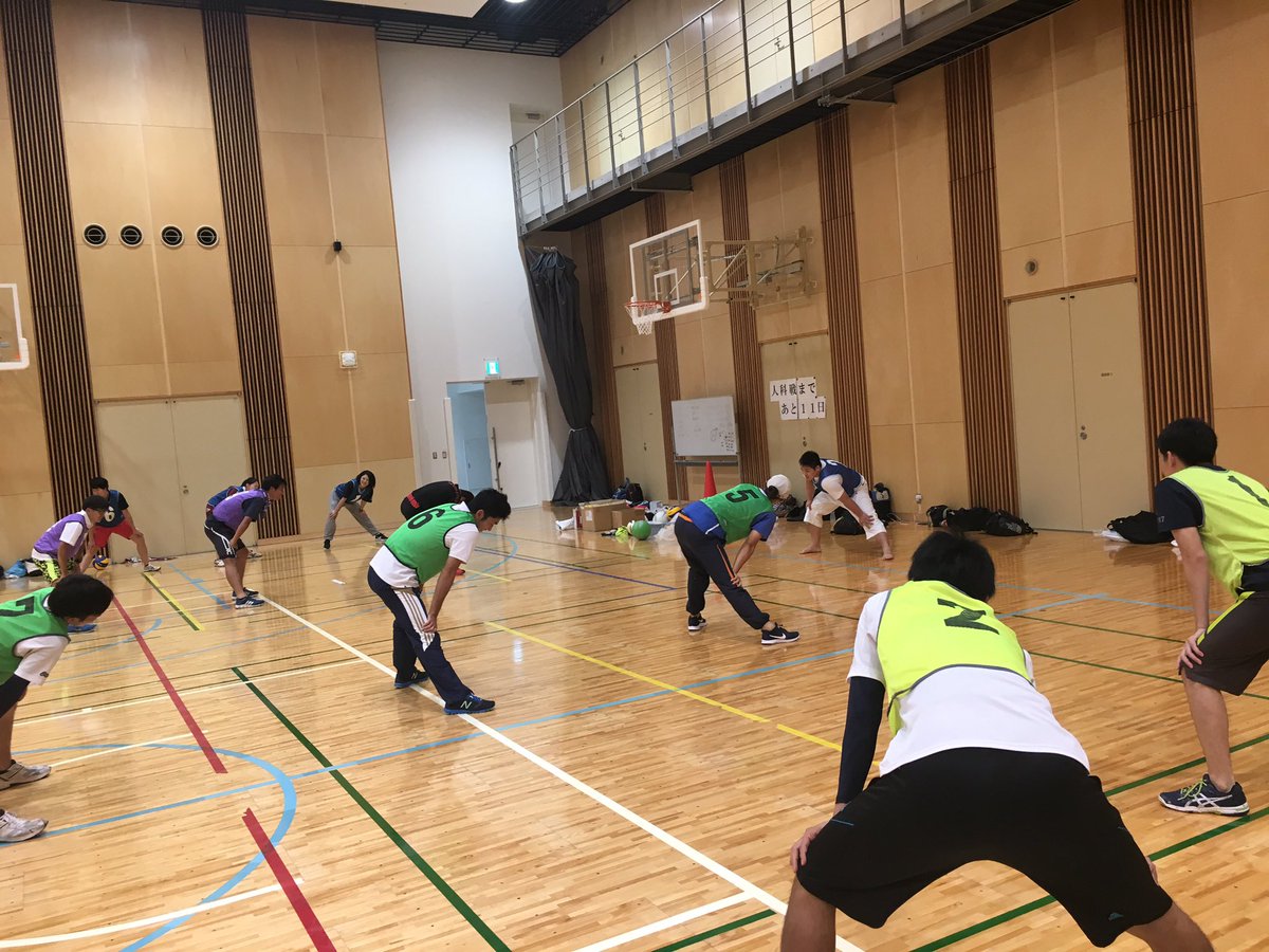 今日は四私大スポーツ大会です❗️
ただいま準備体操中👯‍♂️