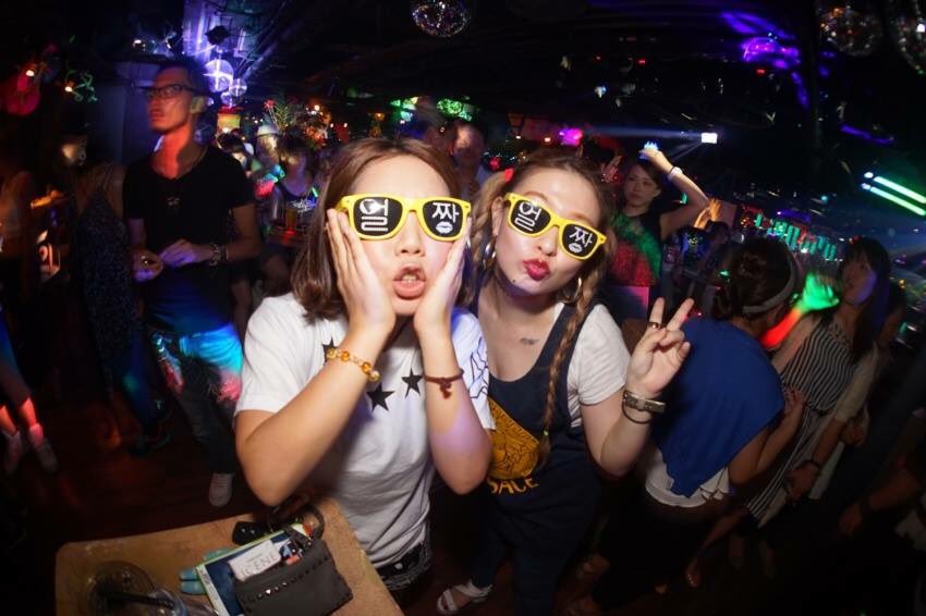 Uzivatel ネスタルのジャンクさん Na Twitteru ネスタル限定 前売りチケットをお買い求め頂きましたお客様で 当日ご来場先着100名様に ナイトプールフェスが10倍楽しくなるオルチャンサングラスをプレゼント 韓国フェスグッズでフォトジェニックな夜を楽しもう