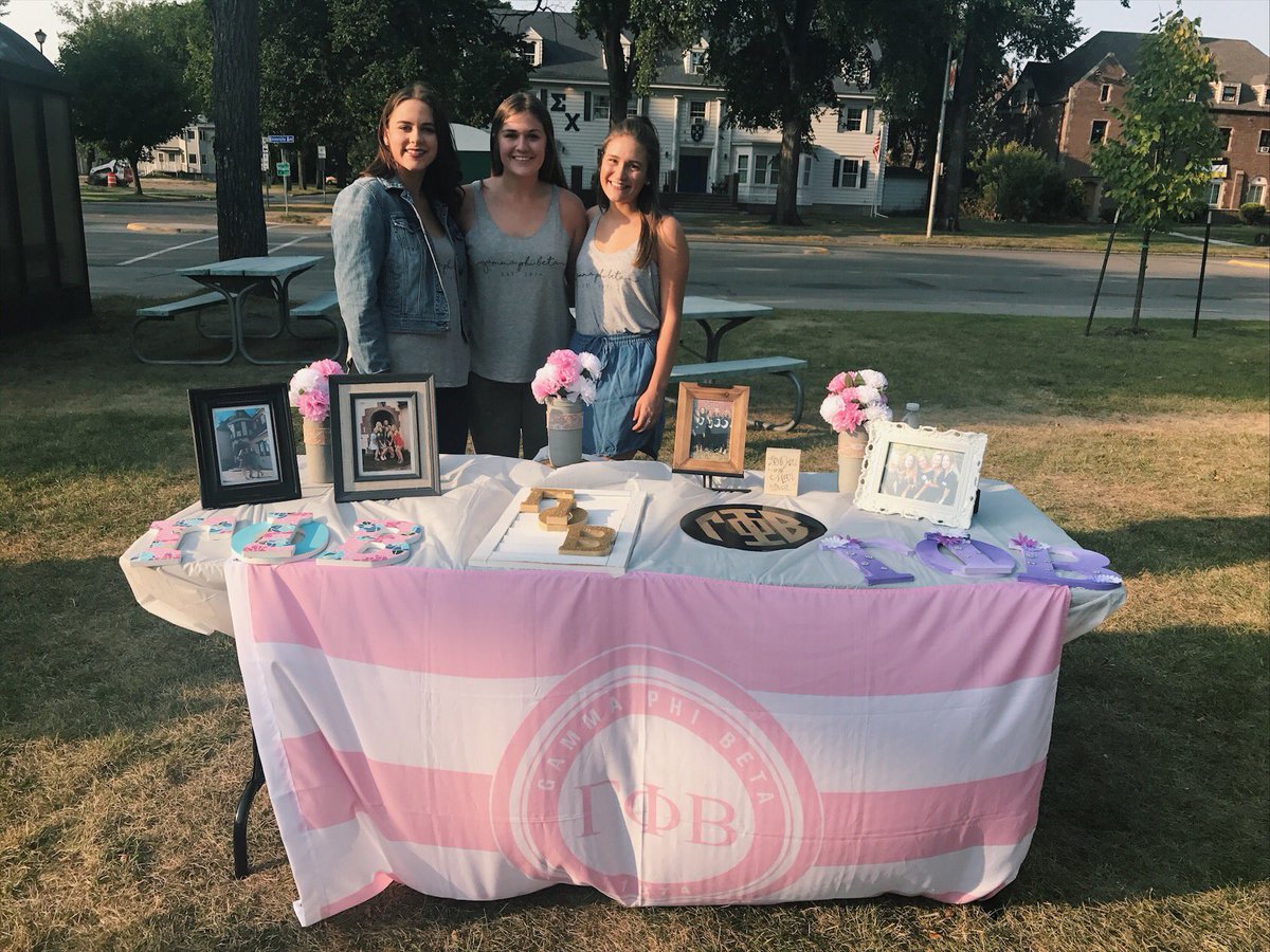 UNDGammaPhiBeta's tweet photo. We had SO much fun at the Greek Expo tonight! Can't believe recruitment is only 5 days away || sign up today! ✨ #gogreek #myund #gogreekund https://t.co/rCnnmrKFmE