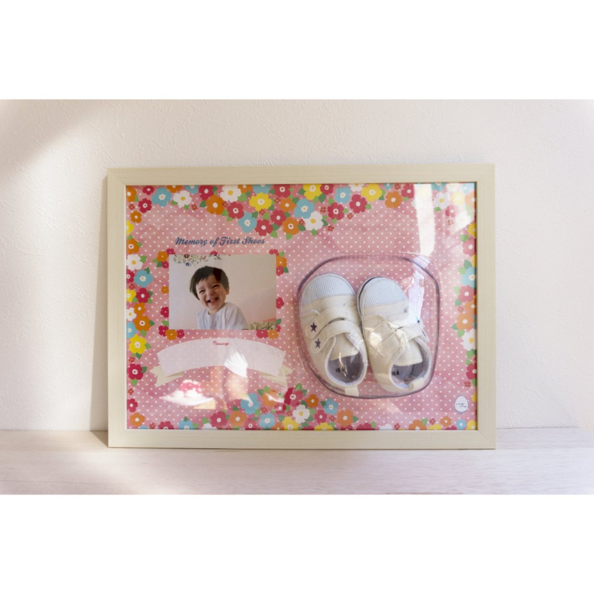 Meme お花とピンクで可愛いイラストは女の子へのプレゼントにピッタリ 出産のお祝いに送ってみては ご購入又は詳細をご覧になりたい方はトップページにあるurlからご覧になれます ファーストシューズフレーム ファーストシューズ 出産祝いギフト