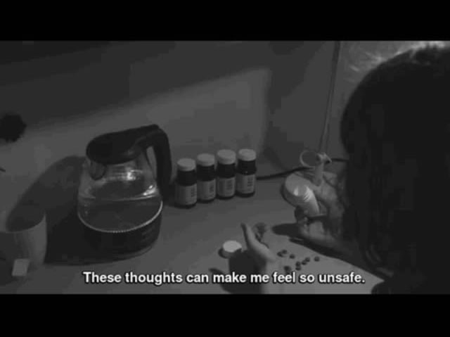 هُنَا مُكتئب بائس مُسن يِرا ألعالمِ بسخافة مُنتظرِ ألمِوت.