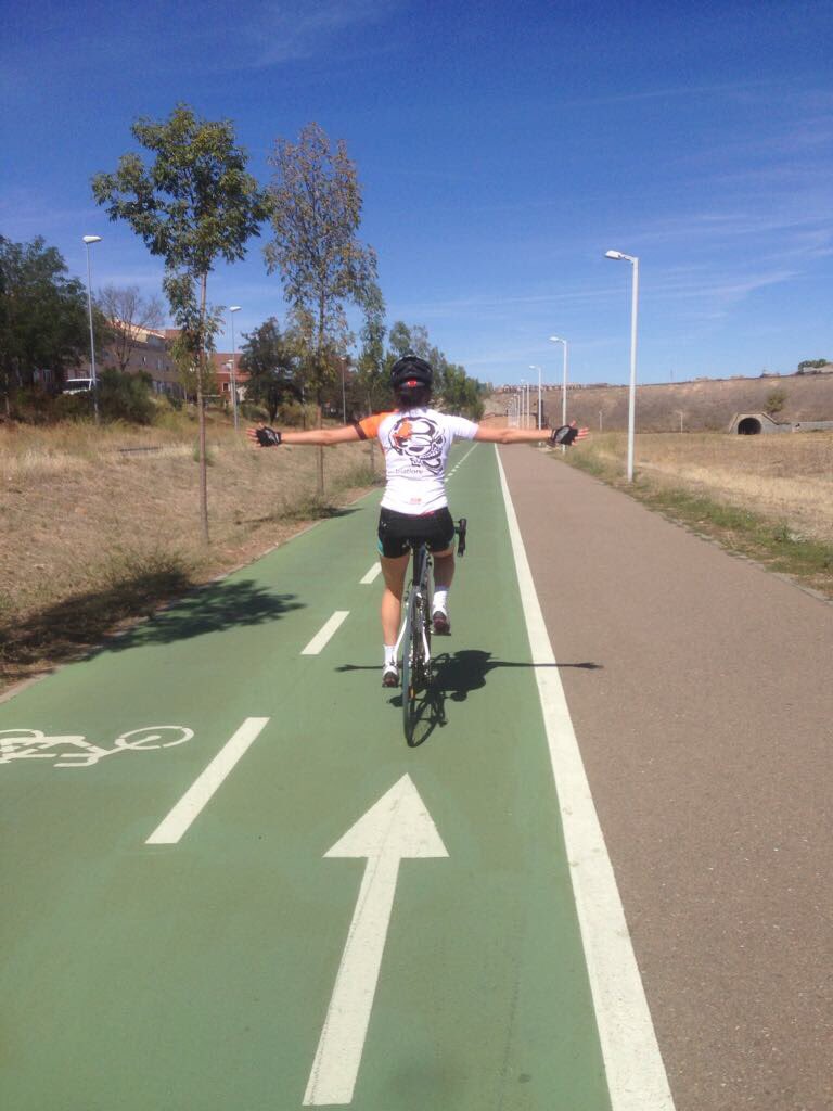 SalamancaTri's tweet photo. Montar en bici no es solo dar pedales, es mucho más. Velocidad, libertad, vista, olfato, oído, tacto. #VivimosLaBici https://t.co/pjaZTaXkei
