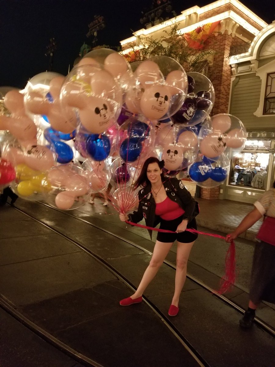 FitheachOfBooks's tweet photo. Stealing the souls of the damned...#SithForLife @DisneylandToday https://t.co/39yW91ghut