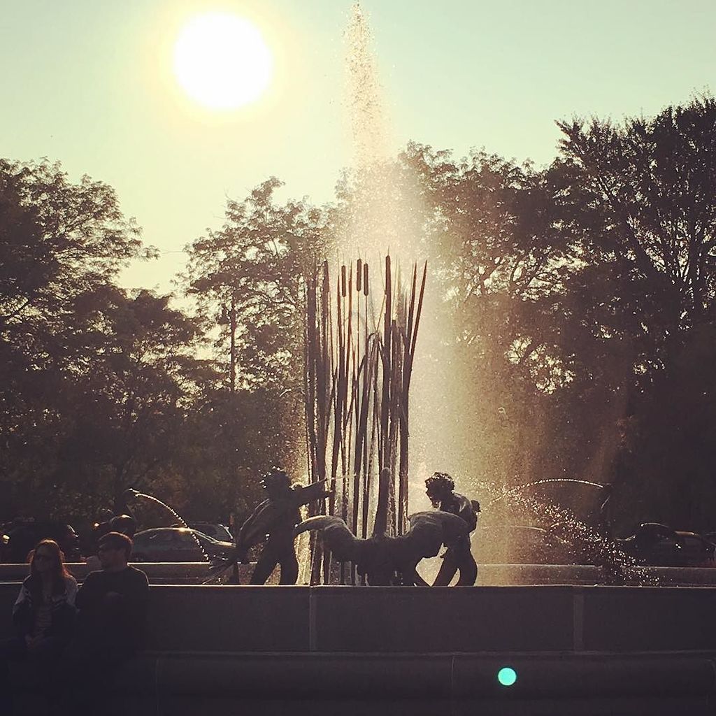 ChiGalleryNews's tweet photo. #lincolnpark #lastdaysofsummer #chicagofountains #toesin https://t.co/im7fJQ6FyP https://t.co/vOi5DIzJpr
