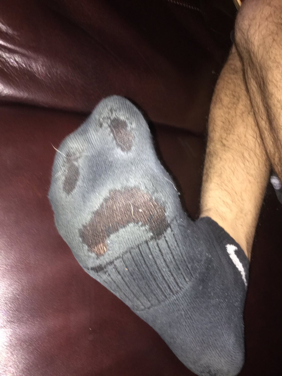 little_alex_c8's tweet photo. Why does this sock look so frightened #objectswithfaces https://t.co/eeeSjuFlO9