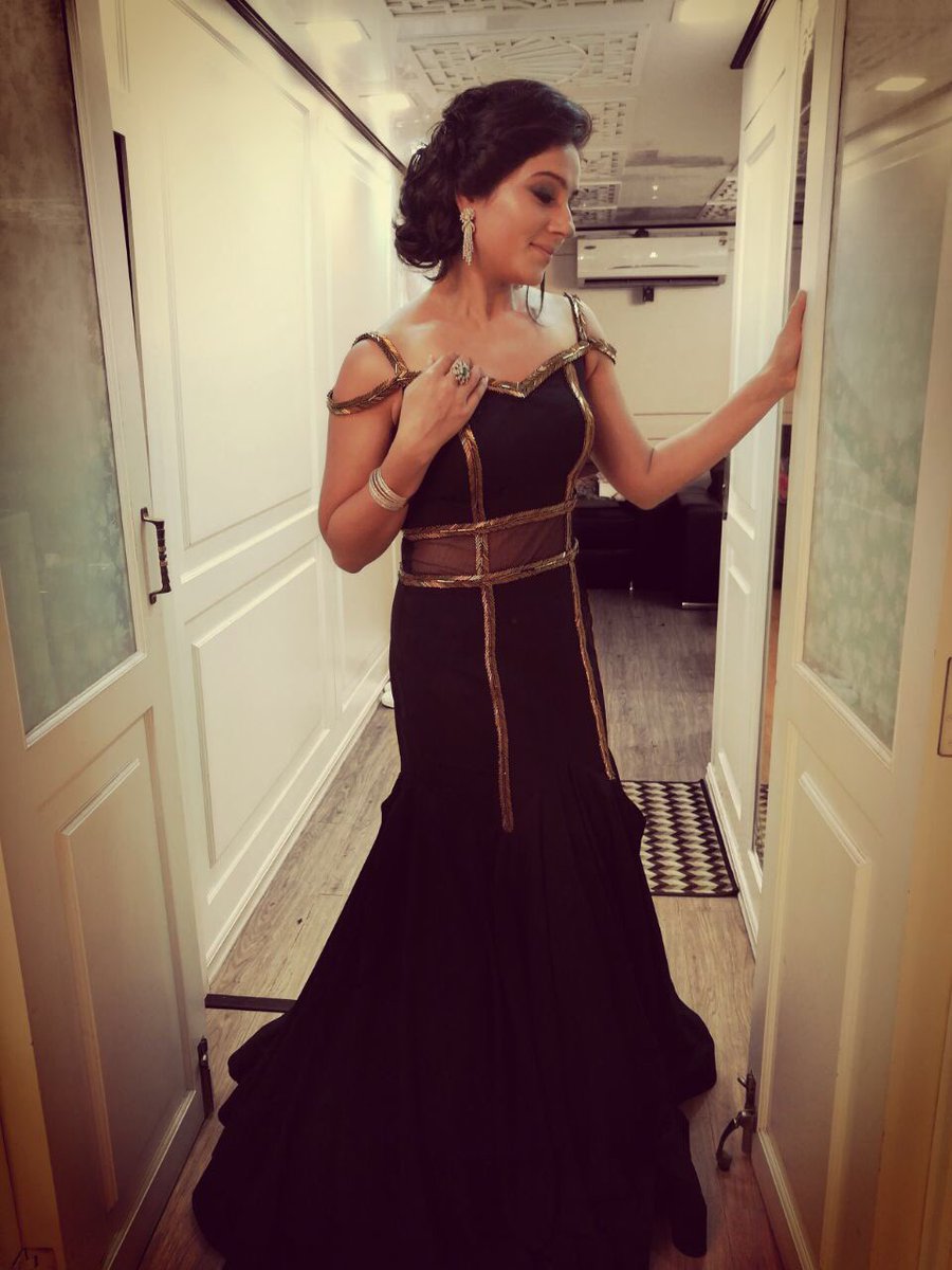 #aboutlastnight❤️ #zeerishteyawards2017 outfit @kamaalicouture                                              Jewellery @anmoljewellers