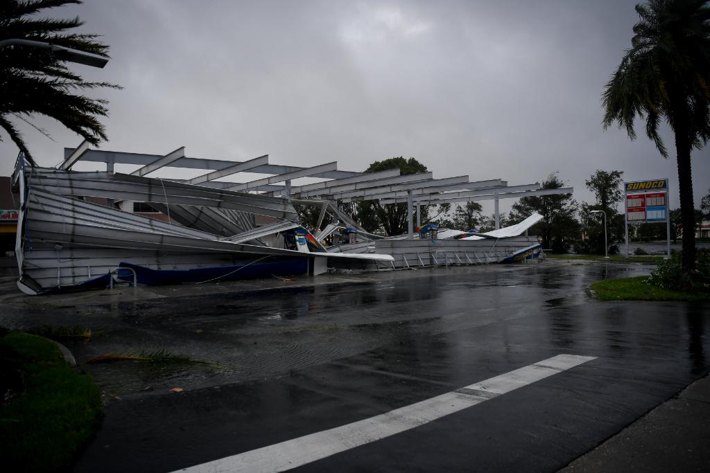 PHOTOS Floodwaters from Hurricane Irma surround car wash, damaged
