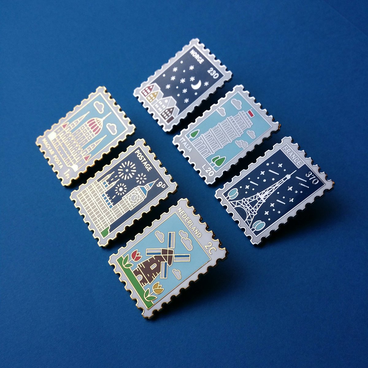 atreasurehouse7's tweet image. 우표뱃지를 모두 발송해드렸어요! 트위터-메일, 텀블벅-텀블벅 메시지로 송장번호 안내해요. 오래 기다려주셨는데 부디 마음에 드시길 바라요ㅠㅠ 우표뱃지 재고판매는 이번주 주말에 다른 뱃지들과 함께 진행해요. 일부 뱃지는 A급 없이 B급만 남아있어요ㅠㅠ