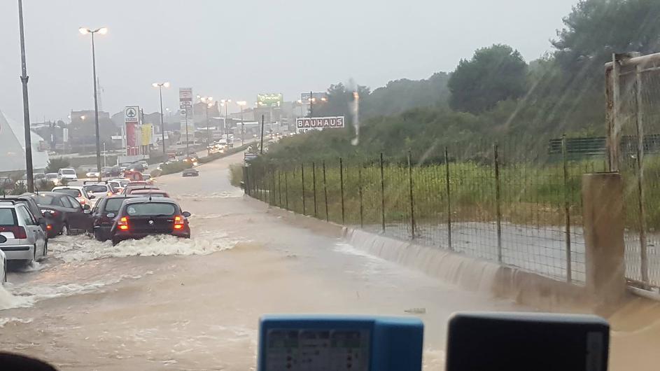 KingDalmatia's tweet image. It's not #IrmaHurricane2017 it's dalmatian town #Zadar under the water.
The last picture shows a drowned graveyard in #Zadar, #Dalmatia