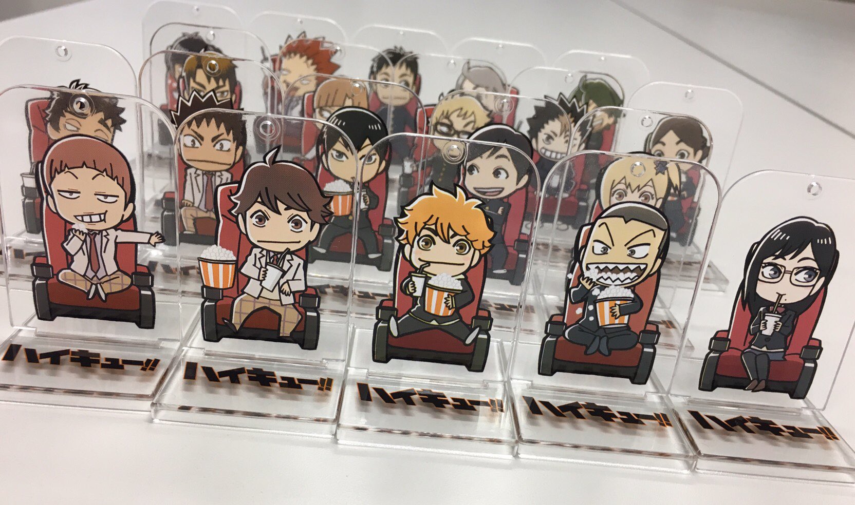 Twitter 上的 アニメ ハイキュー 公開まであと4日 劇場版総集編 ハイキュー 才能とセンス 公開まであと4日 週替わりの来場者特典は新規描き下ろしイラストを使用した ミニアクリルスタンディ 並べてもよし チェーンを通せばキーホルダーにも