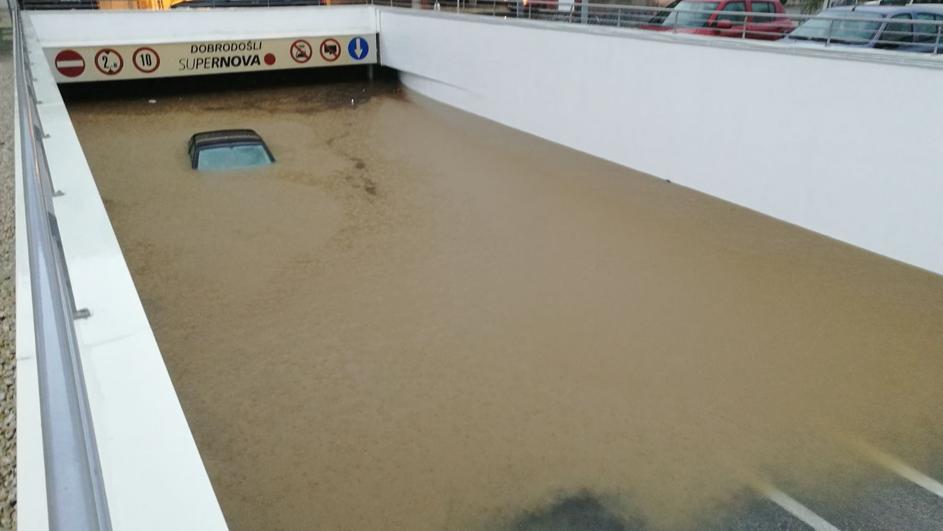 KingDalmatia's tweet image. It's not #IrmaHurricane2017 it's dalmatian town #Zadar under the water.
The last picture shows a drowned graveyard in #Zadar, #Dalmatia