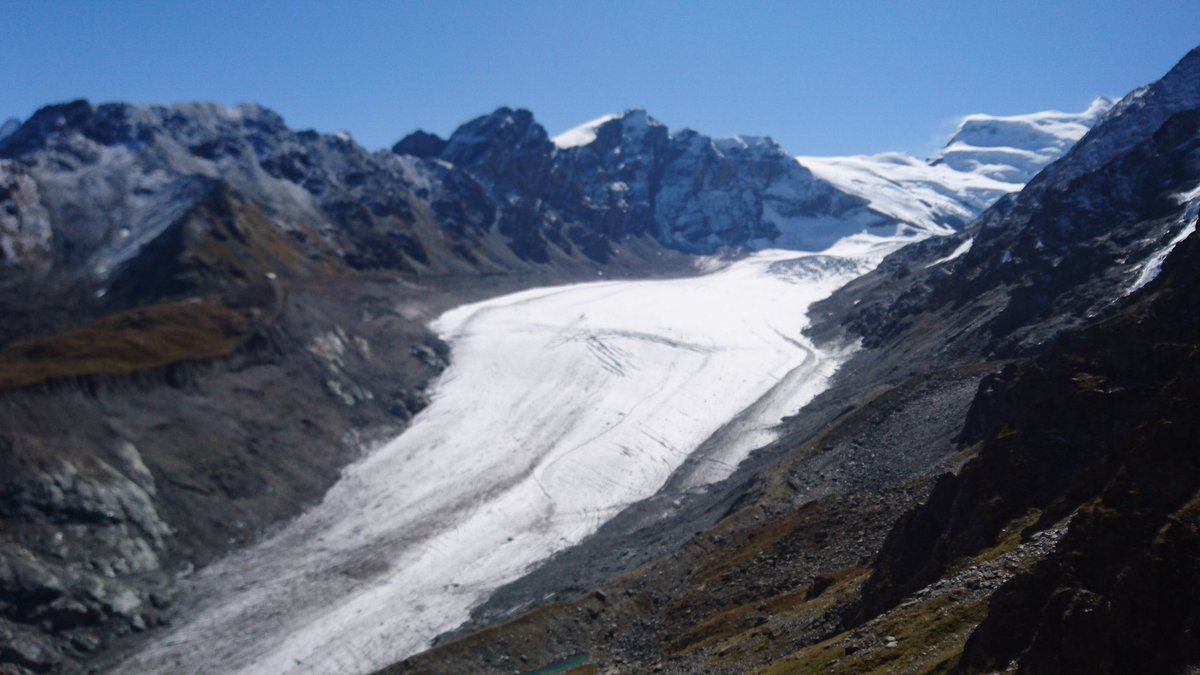RushmoorRebel's tweet photo. #TopStop today at 2650m looking down on CabDePanossiere the magnificent #GlacierDeCorbassiere at the foot of #GrandCombin https://t.co/MetCB5T5wv