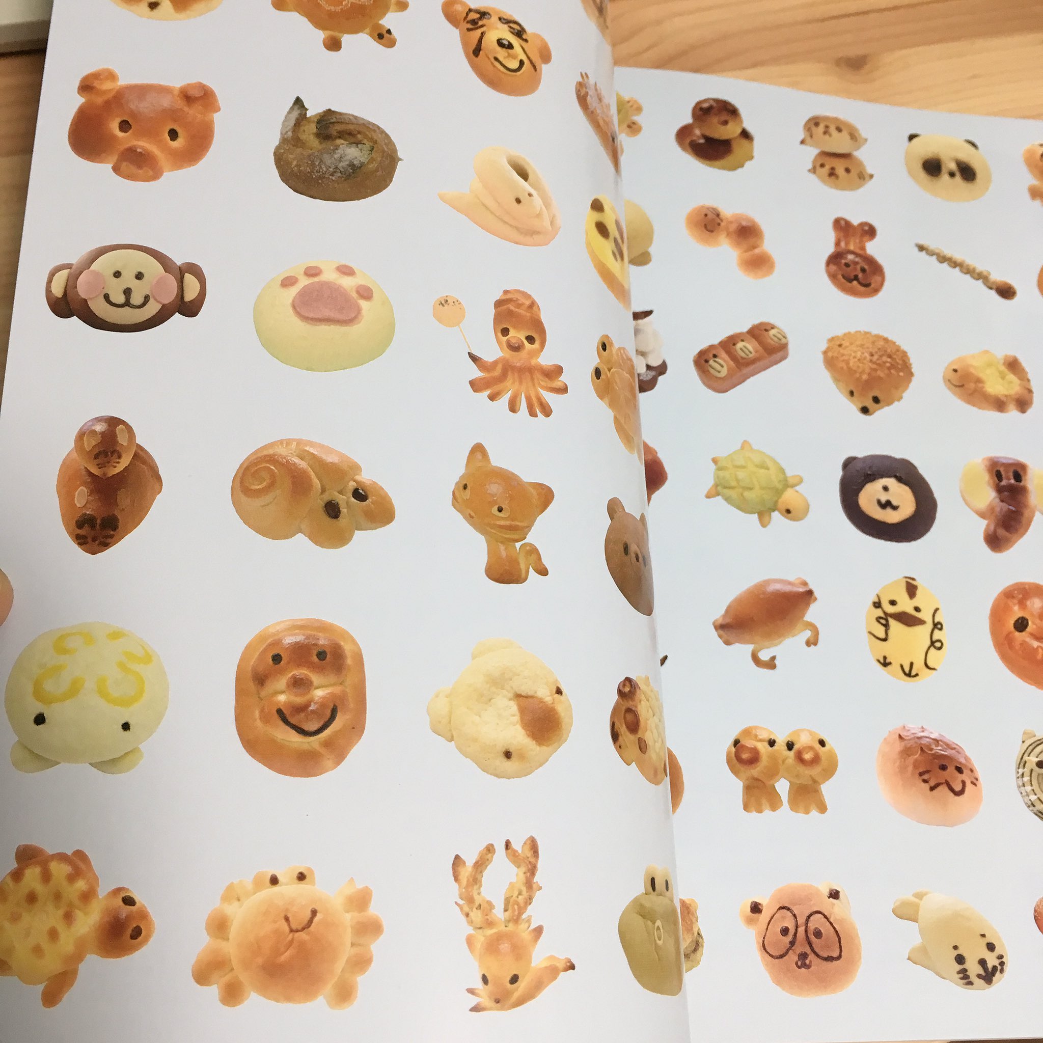 粘土動物パンmoka Pa Twitter 東京 横浜どうぶつパン図鑑 すっごく可愛いです 表紙の内側のパン柄がかわゆ過ぎました 111ページもあって写真も大きく 見応えがあり 動物パンの販売期間や価格など 内容も盛り沢山で 眺めているだけでも癒されました