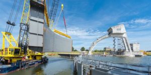 Siemens vervangt 270 ton zware vizierschuiven stuw Driel dlvr.it/PmB09S