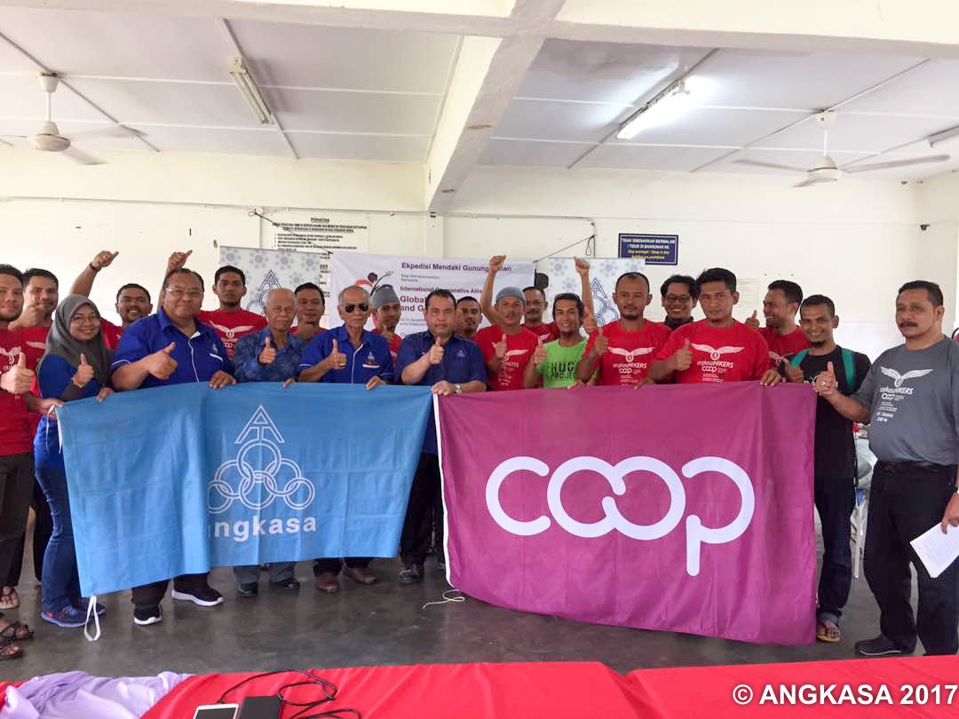 ANGKASACoop's tweet photo. Bendera ANGKASA, ICA & Coop berkibar megah di puncak tertinggi di Semenanjung Malaysia, Gunung Tahan
#ICAKL2017 #ANGKASACoop #CooPride https://t.co/rWRbY5t8nt