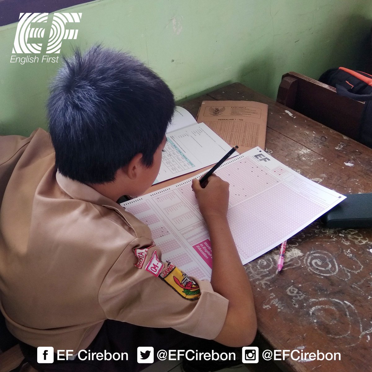 EFCirebon's tweet photo. 1/2 @EFCirebon kali ini mengadakan Try Out Bahasa Inggris di SMPN 15 Cirebon https://t.co/k5RYBjFZc2