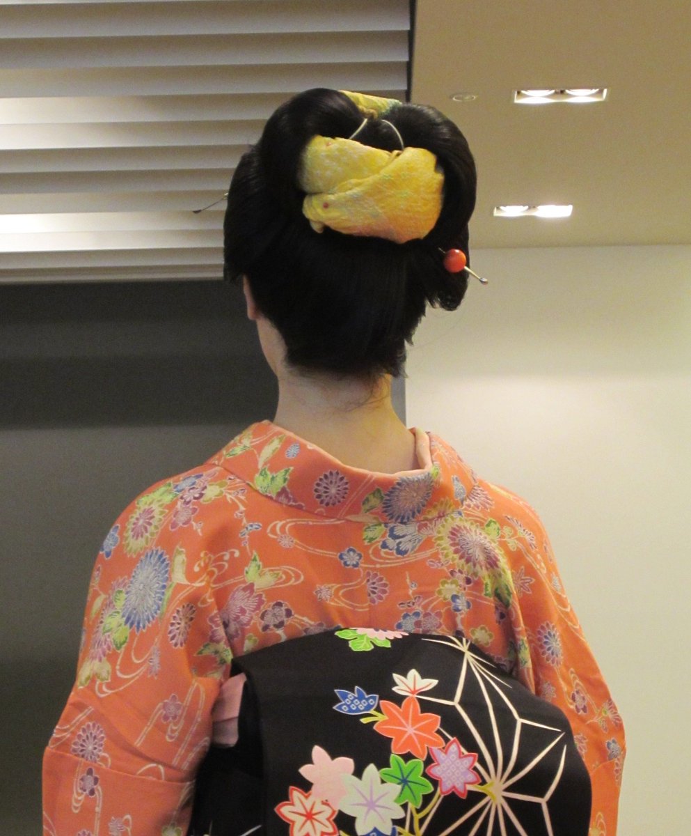 ポーラ文化研究所 結髪実演リポート 2 5 銀杏返し をほどいて束髪の 二百三高地髷 に結い直します 髪をブロッキングして部位ごとに結い 1ヶ所にまとまるようにしていきます この髪型の特徴はひさしのように大きく張り出した前髪 すき毛を