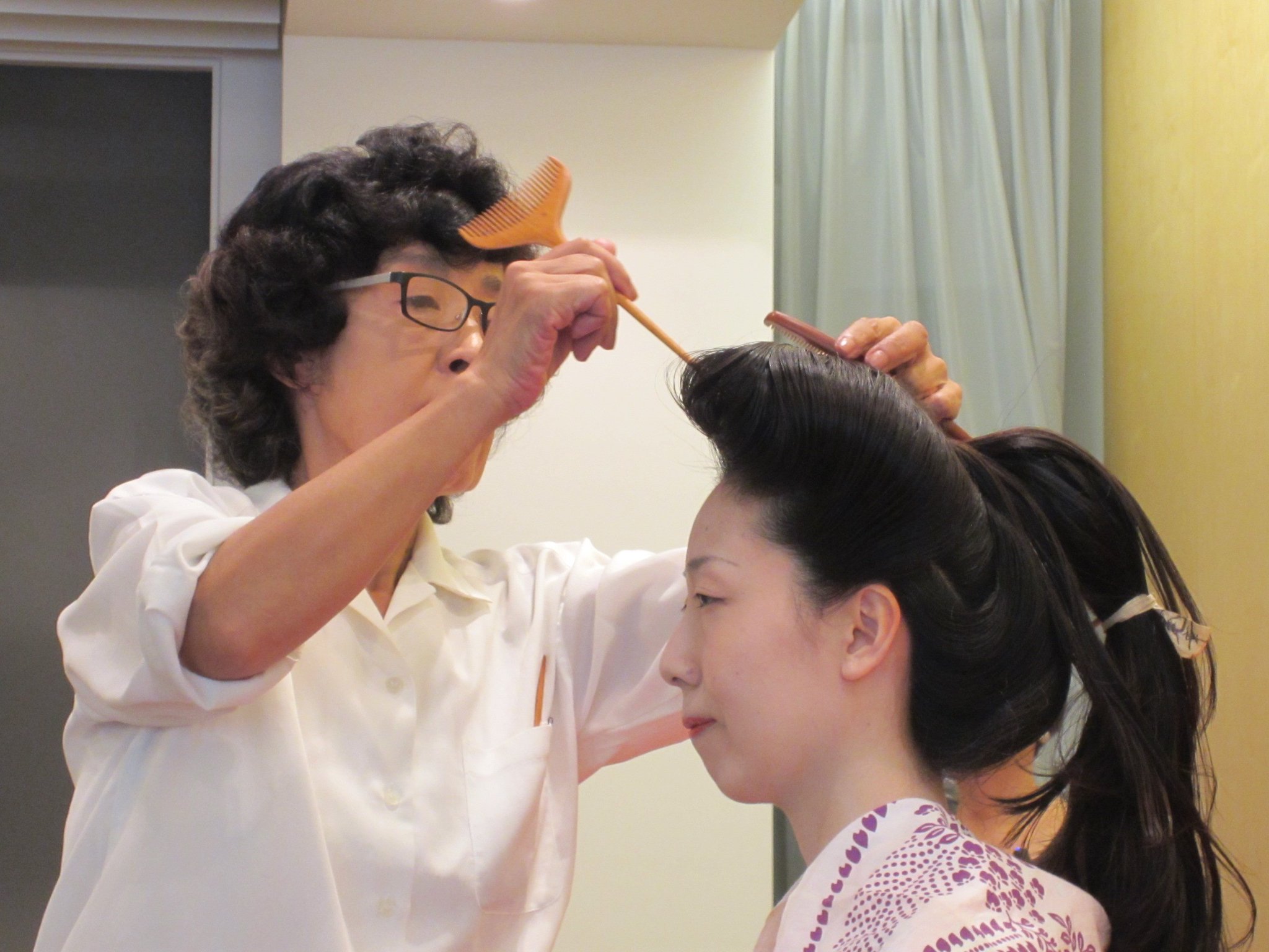 ポーラ文化研究所 結髪実演リポート 2 5 銀杏返し をほどいて束髪の 二百三高地髷 に結い直します 髪をブロッキングして部位ごとに結い 1ヶ所にまとまるようにしていきます この髪型の特徴はひさしのように大きく張り出した前髪 すき毛を