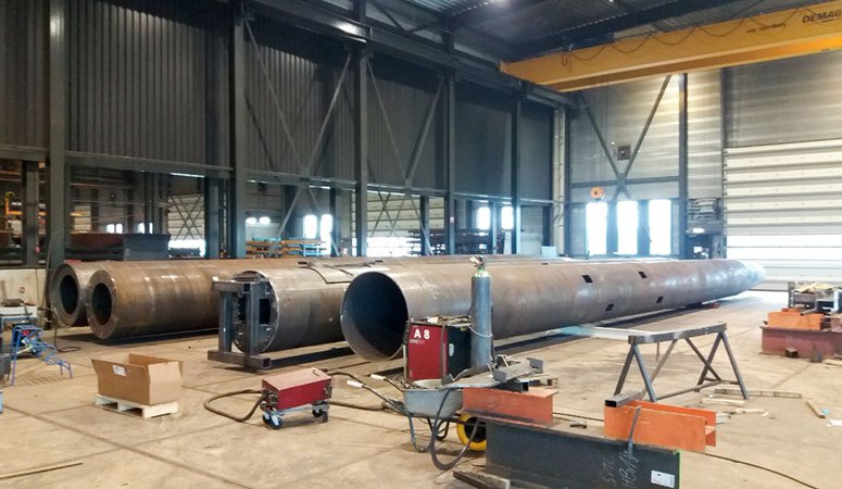 Honderden tonnen plaatstaal op hoogte gemonteerd betonenstaalbouw.nl/honderden-tonn…