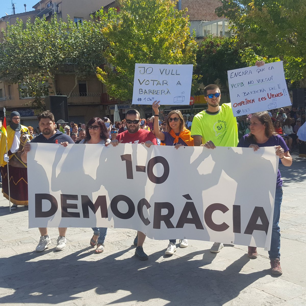 ERCBarbera's tweet image. A l'ofrena floral de Barberà del Vallès reivindiquem que #VolemVotar #1Oct #democràcia