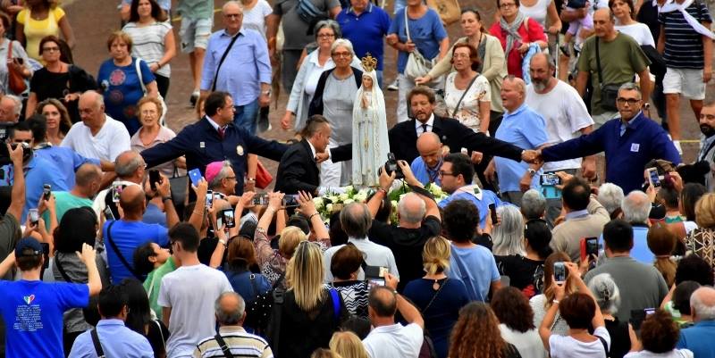 CavinaVescovo's tweet photo. La Vergine ci aiuta ad aprirci al disegno di Dio, ad accoglierlo e a realizzarlo con fede, sul Suo esempio. #Fatima 
(Foto Giulio Cappi) https://t.co/ac0vnQ4ogO