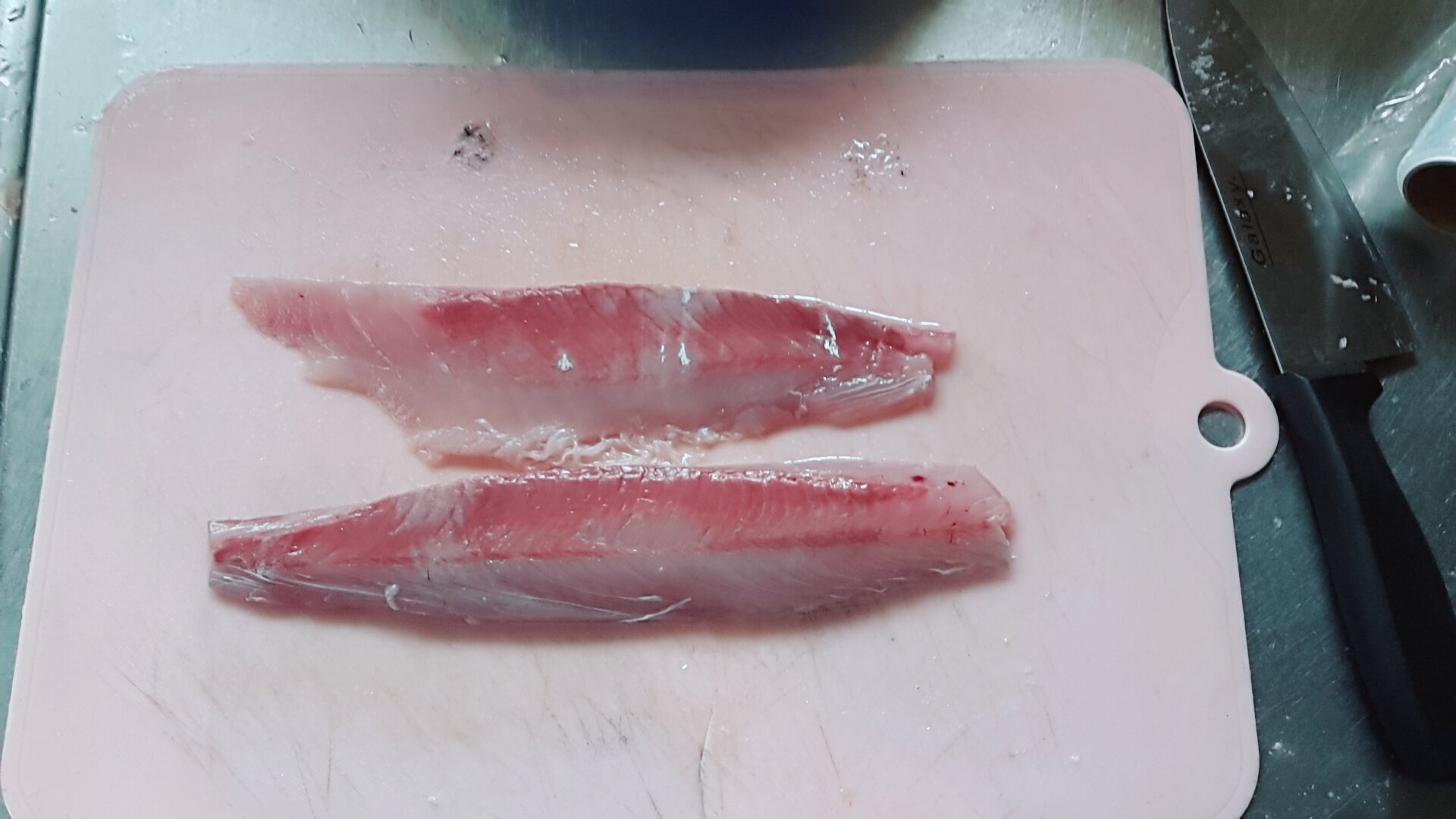 みぃ 今日は久しぶりに魚さばいた イナダ1匹299円で鮎匹で500円 結構安かったし魚食べてないからかってもらった イナダは鱗取って３枚おろしにして腹骨と中骨取って刺身用にし夜ご飯 鮎はぬめりとって内蔵とエラ取って冷凍する さかなさばい