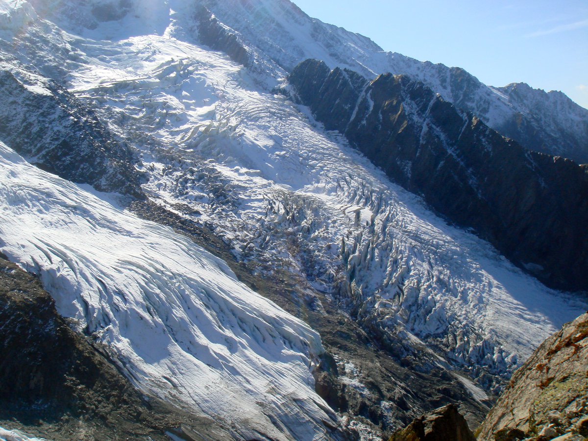 FabriceDrouzy's tweet photo. Ainsi fond, fond, fond... La revue L’Alpe consacre son dernier numéro au déclin des glaciers. https://t.co/IIJsCWlT3p https://t.co/XuavotKD90