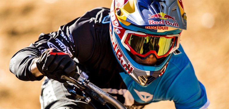 TheRiderPost's tweet photo. Le Français Loïc Bruni est champion du monde de VTT de descente 2017 ! https://t.co/lLdYtKe7xS https://t.co/vSnel3AiZd