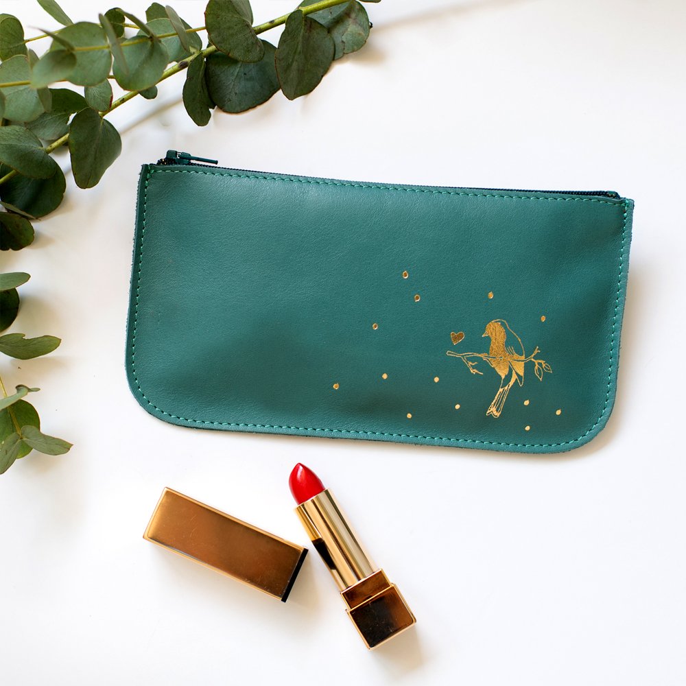 AnneOAngla's tweet photo. #MondayMorning : J'ai dans ma TROUSSE #Barnabeaimelecafe ...👀
#madeinFrance #cuir #accessoire #maroquinerie
Eshop: https://t.co/zdvgVJ8XKu https://t.co/0K8GNSUK1v
