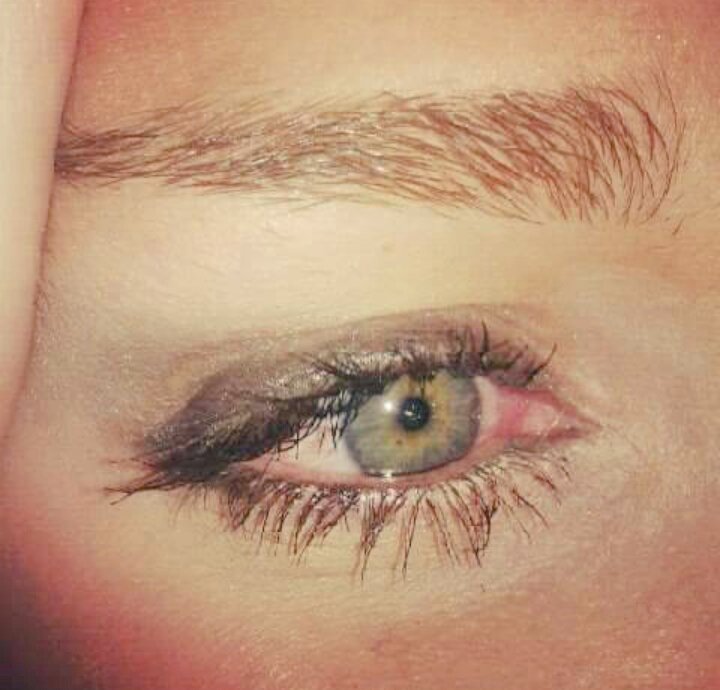 Brujastra's tweet photo. La vida será como tú la quieras ver. #LunesDeOjos #FelizLunes https://t.co/tXnqfgPA8M
